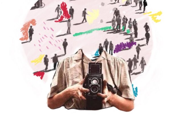 collage de personas en el fondo y en primer plano una persona sostemiendo una camara de fotos